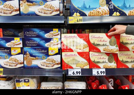 Le Stollen de Noël de Dresde dans un supermarché Banque D'Images