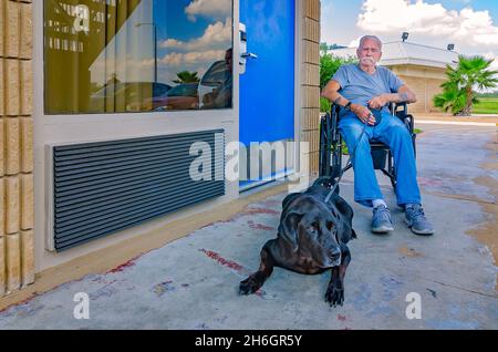 Milt Hall, 85 ans, se trouve à l'extérieur de sa chambre au Motel 6 avec son chien Jack Daniels, le 1er octobre 2017, à Beeville,Texas.Hall a été déplacé par l'ouragan Harvey. Banque D'Images