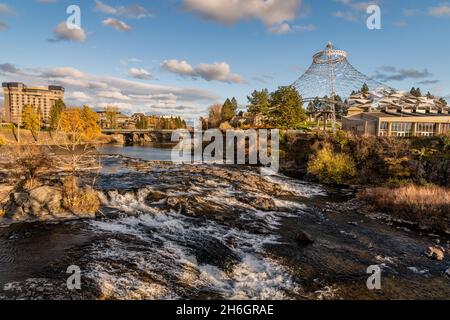 Rivière Spokane qui traverse Riverfront Park dans le centre-ville de Spokane, Washington. Banque D'Images