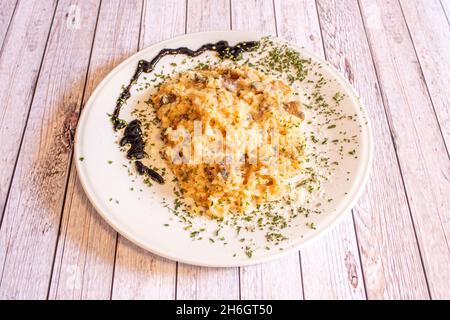 Risotto aux champignons d'automne, avec des champignons frais, ce plat est délicieux.Tout le monde l'aime et il convient pour les végétariens, qui vont obtenir leur protéine Banque D'Images