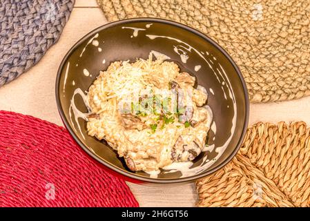 Le risotto funghi est un plat d'automne, savoureux et aromatique quand nous optons pour le boletus, avec parfum et texture même quand il est cuit.Largement répandu sur les tables tous Banque D'Images