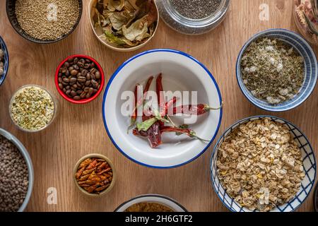 Poivrons chauds séchés entourés de cayenne, de café, d'épices, de sésame, de chia et d'autres choses Banque D'Images