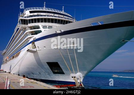 Vue sur le bateau de croisière Viking Sky dans le port de Kusadasi, Turquie Banque D'Images