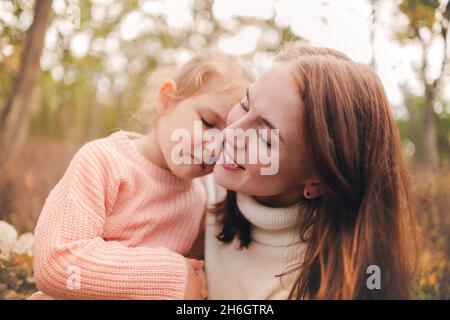 Mère et fille exprimant l'amour l'une pour l'autre Banque D'Images