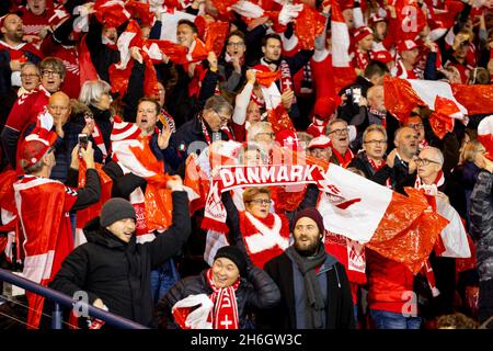 15 novembre 2021 ; Hampden Park, Glasgow, Écosse, football de qualification de la coupe du monde de la FIFA 2022, Écosse contre Danemark ; fans du Danemark Banque D'Images