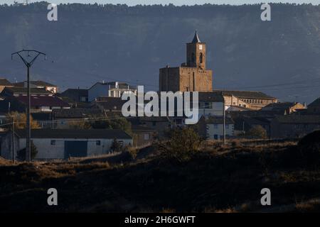 Horizon automnal de la petite ville d'Erla, avec sa tour de l'église de Santa Maria la Mayor, dans la région des Cinco Villas, province de Saragosse Banque D'Images