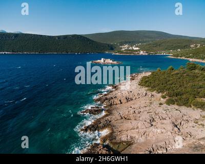 Vue de la péninsule de Lustica à l'île d'Otocic Gospa.Monténégro Banque D'Images