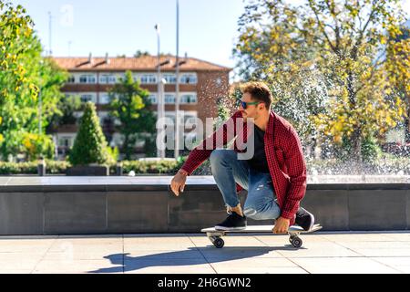 jeune patineur appréciant son skate dans la ville Banque D'Images