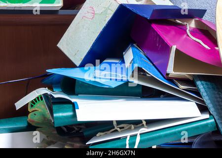 Une fois les anciens documents inutiles éliminés, les anciens dossiers ont été empilés dans un tas de reliures pour les documents Banque D'Images