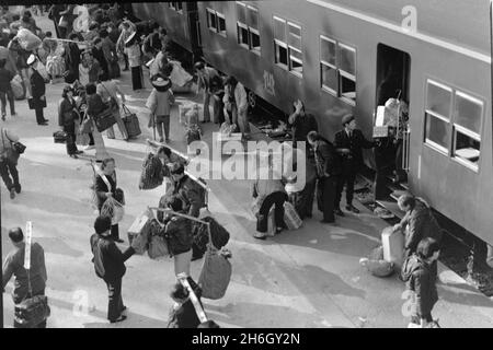 Gare de Lo Wu, Hong Kong. Vue de la station toit des passagers sortant d'un train, retour à la Chine continentale à l'année lunaire, 1981 beaucoup portent des cadeaux pour des parents, en utilisant des yokes de bambou pour équilibrer leurs colis. Les trains diesel ont été progressivement éliminés lorsque le chemin de fer Kowloon-Canton (section HK) a été électrifié au début de 1980s Banque D'Images