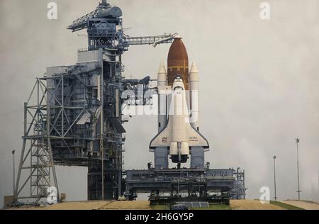 Cape Canaveral Florida USA, 28 août 1983 : la navette spatiale attend sur le portique avant le lancement de la première nuit de la mission Challenger 8.©Bob Daemmrich Banque D'Images