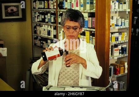 Austin Texas USA, 1988: Pharmacien hispanique féminine au travail en pharmacie. M. RR-0086 ©Bob Daemmrich Banque D'Images