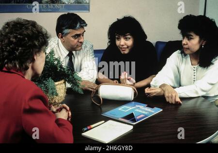 Austin Texas USA, 1988: La mère hispanique et le père se joignent à leur fille adolescente dans le bureau de son conseiller d'école secondaire pour discuter des questions familiales. ©Bob Daemmrich MR RR-025-028 Banque D'Images