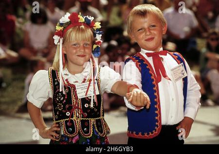 San Antonio Texas USA, vers 1991: Les jeunes membres de la troupe de danseurs polonais Krakowiak se produisent au Texas Folk Life Festival.©Bob Daemmrich Banque D'Images