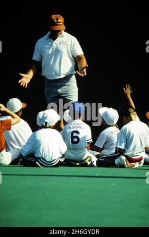 Austin Texas USA, vers 1996: L'entraîneur parle aux jeunes pendant le camp de baseball d'été pour les garçons au champ de Disch-Falk de l'Université du Texas.©Bob Daemmrich Banque D'Images