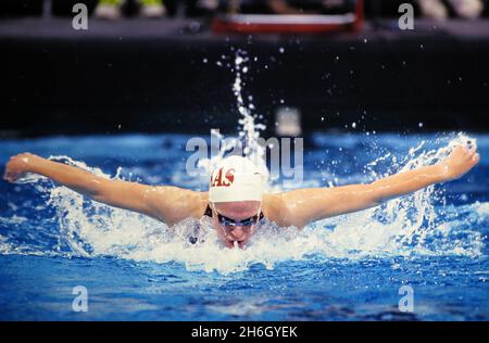 Austin, Texas États-Unis, vers 1988: Erika Hansen du Texas dans l'IM 400 aux championnats de natation des femmes NCAA.©Bob Daemmrich Banque D'Images