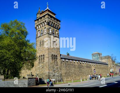 Cardiff, Royaume-Uni, 21 avril 2019.Vue sur la rue du château de Cardiff par temps ensoleillé. Banque D'Images