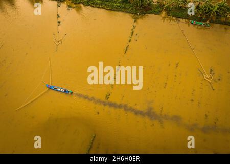 Les agriculteurs vietnamiens attrapent du poisson à la main, très respectueux de l'environnement, ce genre de travail ne se produit que pendant la saison des inondations dans le Delt du Mékong Banque D'Images