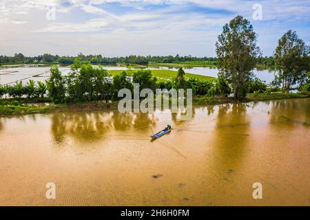 Les agriculteurs vietnamiens attrapent du poisson à la main, très respectueux de l'environnement, ce genre de travail ne se produit que pendant la saison des inondations dans le Delt du Mékong Banque D'Images