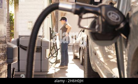 (211115) -- LOS ANGELES, 15 novembre 2021 (Xinhua) -- Une femme se tient à côté d'une pompe à gaz dans une station-service à Los Angeles, Californie, États-Unis, le 15 novembre 2021.Le prix moyen du gaz en Californie a atteint 4.682 dollars américains le gallon lundi, établissant un nouveau record pour l'État américain le plus peuplé pour une deuxième journée consécutive.Selon l'American automobile Association (AAA), le prix moyen de l'essence ordinaire était de 4.676 dollars américains le gallon dimanche, ce qui a déjà battu le précédent record de l'État de 4.671 dollars pour l'essence ordinaire fixé en octobre 2012.(Photo de Zeng H Banque D'Images