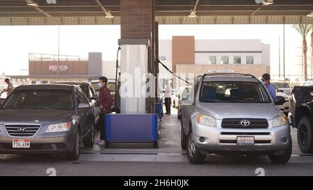 Los Angeles, États-Unis.15 novembre 2021.Le 15 novembre 2021, les gens font le plein de véhicules à une station-service de Los Angeles, aux États-Unis.Le prix moyen du gaz en Californie a atteint 4.682 dollars américains le gallon lundi, établissant un nouveau record pour l'État américain le plus peuplé pour une deuxième journée consécutive.Selon l'American automobile Association (AAA), le prix moyen de l'essence ordinaire était de 4.676 dollars américains le gallon dimanche, ce qui a déjà battu le précédent record de l'État de 4.671 dollars pour l'essence ordinaire fixé en octobre 2012.Credit: Zeng hui/Xinhua/Alay Live News Banque D'Images