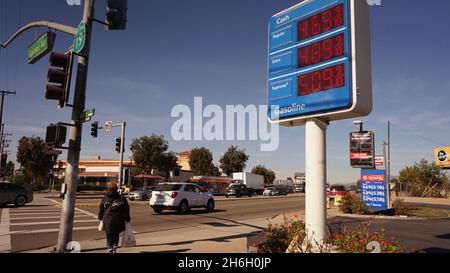 (211115) -- LOS ANGELES, 15 novembre 2021 (Xinhua) -- les prix du gaz sont affichés à une station-service de Los Angeles, Californie, États-Unis, le 15 novembre 2021.Le prix moyen du gaz en Californie a atteint 4.682 dollars américains le gallon lundi, établissant un nouveau record pour l'État américain le plus peuplé pour une deuxième journée consécutive.Selon l'American automobile Association (AAA), le prix moyen de l'essence ordinaire était de 4.676 dollars américains le gallon dimanche, ce qui a déjà battu le précédent record de l'État de 4.671 dollars pour l'essence ordinaire fixé en octobre 2012.(Photo de Zeng hui/Xinhu Banque D'Images