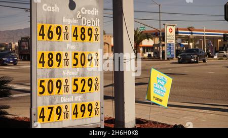 (211115) -- LOS ANGELES, 15 novembre 2021 (Xinhua) -- les prix du gaz sont affichés à une station-service de Los Angeles, Californie, États-Unis, le 15 novembre 2021.Le prix moyen du gaz en Californie a atteint 4.682 dollars américains le gallon lundi, établissant un nouveau record pour l'État américain le plus peuplé pour une deuxième journée consécutive.Selon l'American automobile Association (AAA), le prix moyen de l'essence ordinaire était de 4.676 dollars américains le gallon dimanche, ce qui a déjà battu le précédent record de l'État de 4.671 dollars pour l'essence ordinaire fixé en octobre 2012.(Photo de Zeng hui/Xinhu Banque D'Images