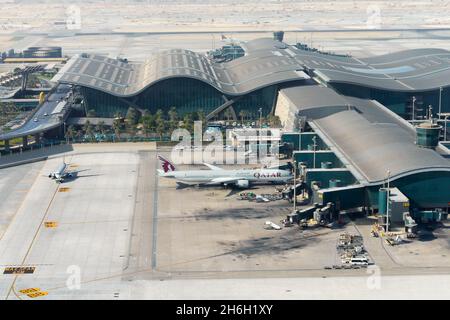 Vue aérienne du terminal de l'aéroport international de Doha Hamad à Doha, Qatar.Qatar Airways à la plate-forme de la compagnie aérienne.Vue extérieure de l'aéroport de New Doha. Banque D'Images