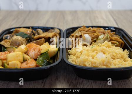 Repas chinois rapide avec riz frit, méin de truffe, courge de courge, crevettes et champignons pour un repas très copieux. Banque D'Images