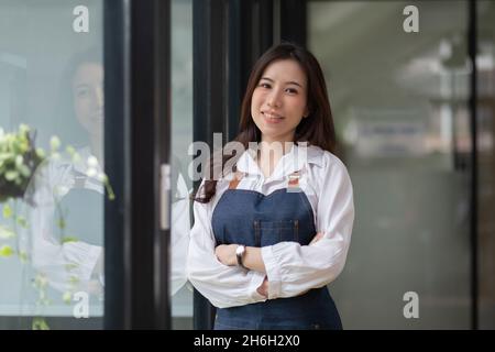 Portrait de la mise en route réussie propriétaire de petite entreprise dans le café-restaurant.handsome femme Barista propriétaire de café.PME entrepreneur vendeur concept d'affaires Banque D'Images