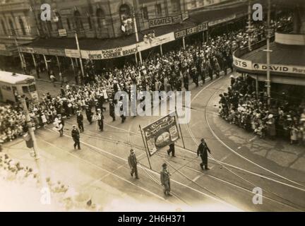 Partie de la parade de la victoire à la fin de la deuxième Guerre mondiale à Brisbane, Queensland, Australie.De la collection de la famille McKechnie. Banque D'Images