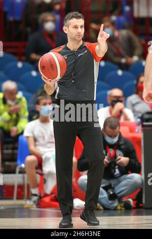 Italie, Milan, nov 14 2021: Martino Galasso (arbitre) au deuxième trimestre pendant le match de basket-ball échange AX ARMANI MILAN contre MANUHOTELS REGGIO EMILIA, Lega basket A au Forum de Mediolanum (photo de Fabrizio Andrea Bertani/Pacific Press) crédit: Pacific Press Media production Corp./Alay Live News Banque D'Images