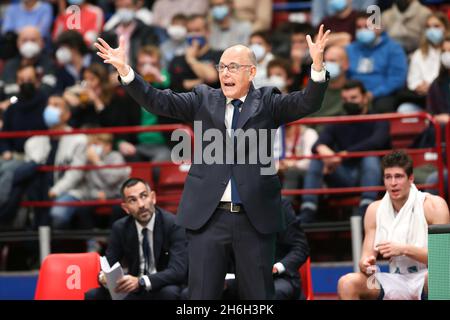 Italie, Milan, nov 14 2021: Attilio Caja (entraîneur de Reggio Emilia) au banc pendant le match de basket-ball échange AX ARMANI MILAN contre MANUHOTELS REGGIO EMILIA, Lega Panier A au Forum de Mediolanum (photo de Fabrizio Andrea Bertani/Pacific Press) crédit: Pacific Press Media production Corp./Alay Live News Banque D'Images