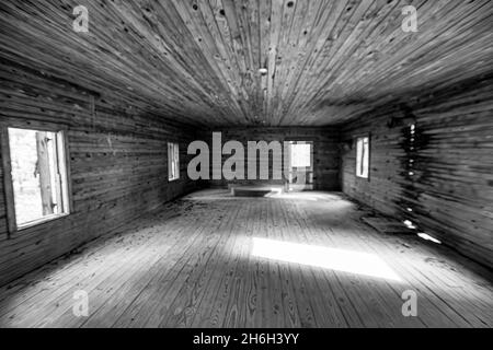 Orrville, Alabama, États-Unis - 26 janvier 2021 : intérieur de la maison d'école afro-américaine à une pièce du parc archéologique Old Cahawba. Banque D'Images