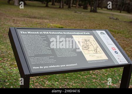 Orrville, Alabama, États-Unis - 26 janv. 2021 : panneau d'information concernant le monticule du parc archéologique Old Cahawba. Banque D'Images