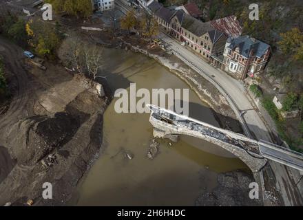 Altenahr, Allemagne.05ème novembre 2021.Le pont ferroviaire au-dessus de la rivière Ahr à Altenahr, détruit par l'inondation.Même des mois après la catastrophe des inondations, la vie quotidienne retourne dans les villages détruits de la vallée de l'Ahr très avec prudence.(Pour le rapport dpa "l'anxiété dans la vallée d'Ahr avant Noël" de 16.11.2021) Credit: Boris Roessler/dpa/Alay Live News Banque D'Images