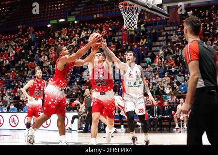 14 novembre 2021, Assago (Milan, Italie: Italie, Milan,14 2021 nov: Konstantinos Mitoglou (Armani Milan en avant) rebondit au premier trimestre pendant le match de basket-ball échange AX ARMANI MILAN contre MANUHOTELS REGGIO EMILIA, Lega Panier A au Forum Mediolanum (Credit image: © Fabrizio Andrea Bertani/Pacific Press via ZUMA Press Wire) Banque D'Images