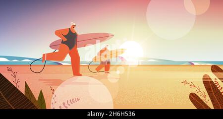 couple senior avec planches de surf homme âgé femme surfeurs tenant planches de surf été vacances active vieux concept Illustration de Vecteur