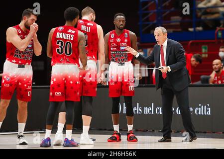 14 novembre 2021, Assago (Milan, Italie: Italie, Milan,nov 14 2021: Ettore Messina (Armani Milan coach) donne des conseils pendant le match de basket-ball AX ARMANI EXCHANGE MILAN contre MANUHOTELS REGGIO EMILIA, Lega basket A au Forum de Mediolanum (Credit image: © Fabrizio Andrea Bertani/Pacific Press via ZUMA Press Wire) Banque D'Images