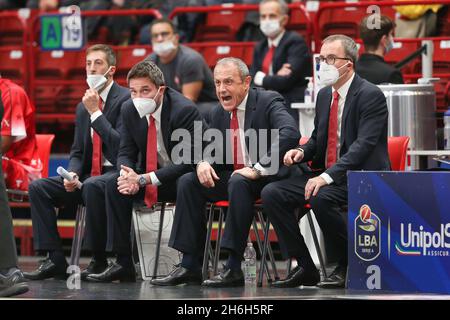 14 novembre 2021, Assago (Milan, Italie: Italie, Milan,nov 14 2021: Ettore Messina (Armani Milan coach) donne des conseils pendant le match de basket-ball AX ARMANI EXCHANGE MILAN contre MANUHOTELS REGGIO EMILIA, Lega basket A au Forum de Mediolanum (Credit image: © Fabrizio Andrea Bertani/Pacific Press via ZUMA Press Wire) Banque D'Images