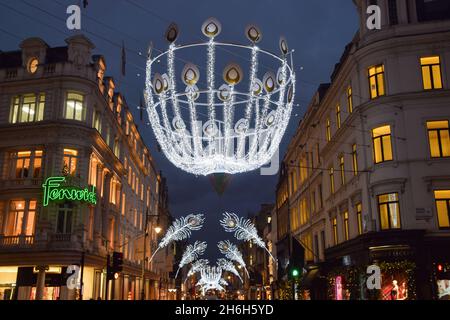 Londres, Royaume-Uni.15 novembre 2021.Illuminations de Noël dans Bond Street.(Photo de Vuk Valcic/SOPA Images/Sipa USA) crédit: SIPA USA/Alay Live News Banque D'Images