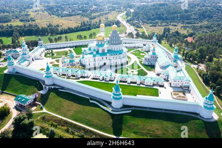 Vue aérienne du monastère de Voskresensky dans la ville d'Istra en été, Russie Banque D'Images