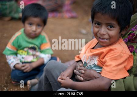 Garçons autochtones mayas à Aqua Escondida, Solola, Guatemala. Banque D'Images