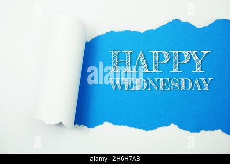 Mot de mercredi heureux sur fond bleu avec papier déchiré Banque D'Images