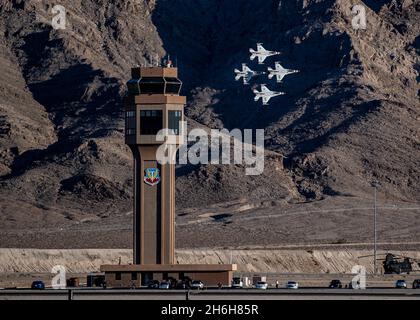 Le 12 novembre 2021, l'escadron de démonstration aérienne de la Force aérienne des États-Unis, Thunderbirds, effectue une démonstration de haute exposition pour sa dernière démonstration de la saison 2021 à la base aérienne de Nellis, au Nevada.Le spectacle final a été exécuté pour les amis, les familles et les anciens élèves de l'équipe.(É.-U.Photo de la Force aérienne par Tech.Sgt.Nicolas A. Myers) Banque D'Images