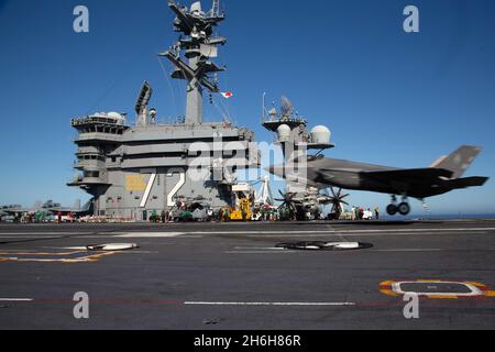 OCÉAN PACIFIQUE (nov10, 2021) un F-35C Lightning II, affecté à l'escadron d'attaque de chasseurs d'escadre Marine (VMFA) 314, sort du pont de vol du porte-avions USS Abraham Lincoln (CVN 72).Abraham Lincoln mène actuellement des opérations de routine dans la 3e flotte des États-Unis.(É.-U.Photo du corps marin par 1st .Charles Allen/publié) Banque D'Images