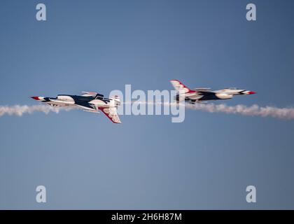Le 12 novembre 2021, l'escadron de démonstration aérienne de la Force aérienne des États-Unis, Thunderbirds, effectue une démonstration de haute exposition pour sa dernière démonstration de la saison 2021 à la base aérienne de Nellis, au Nevada.Le spectacle final a été exécuté pour les amis, les familles et les anciens élèves de l'équipe.(É.-U.Photo de la Force aérienne par Tech.Sgt.Nicolas A. Myers) Banque D'Images
