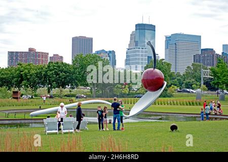 Les gens qui apprécient le jardin de sculptures de Minneapolis et le pont de Spoonbridge et de Cherry de Claes Oldenburg encadrés par les gratte-ciel de Minneapolis.Minneapolis Minnesota MN États-Unis Banque D'Images