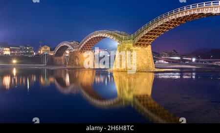 Iwakuni, Yamaguchi, Japon à Kintaikyo Pont sur la Rivière Nishiki au crépuscule. Banque D'Images