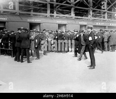 Yankee Stadium, New York.Fans alignés pour le jeu 1, World Series, Yankees v Giants, places de gradins, 10 octobre 1923. Banque D'Images